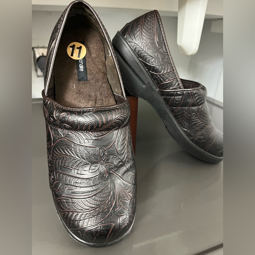 Cushionaire Clair-WW clog
Professional shoe size 11
